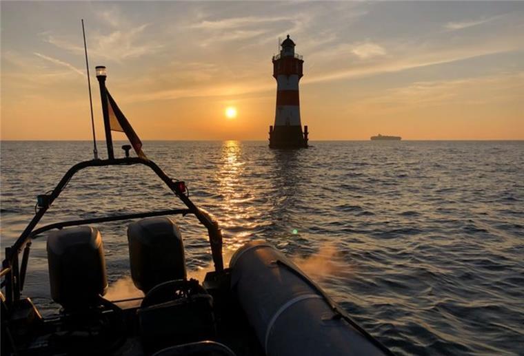 Mit 35 Knoten von Bremerhaven zu den Leuchttürmen