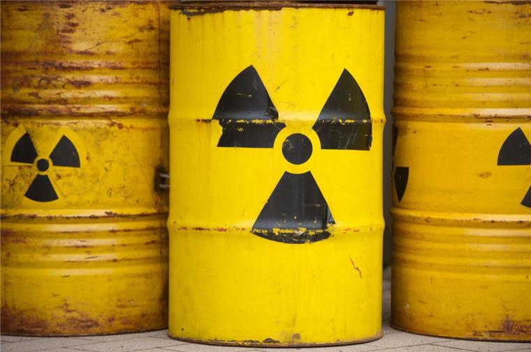 Anti-Atom-Aktivisten seilen sich von Brücke ab Anti-Atom-Aktivisten seilen sich von Brücke ab