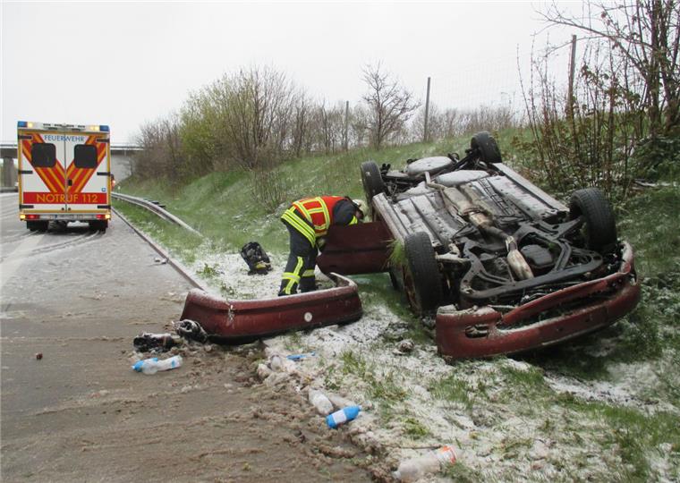 Schneeglätte: Auto überschlägt sich auf der A 27 bei Debstedt Schneeglätte: Auto überschlägt sich auf der A 27 bei Debstedt