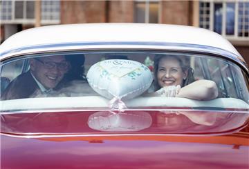 Hochzeitspaar Cadillac