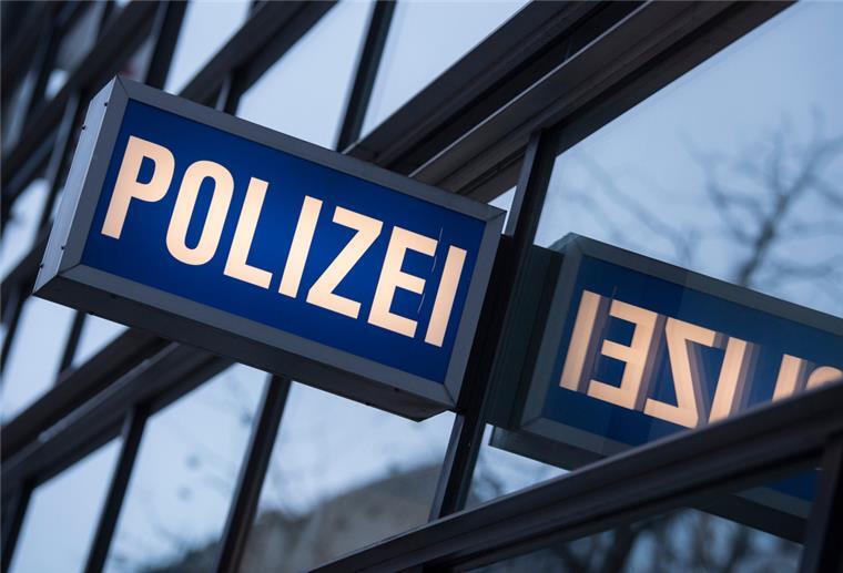 Gesuchter Straftäter aus Oldenburg stellt sich der Polizei Der Schriftzug «Polizei» steht an einem Polizeirevier.