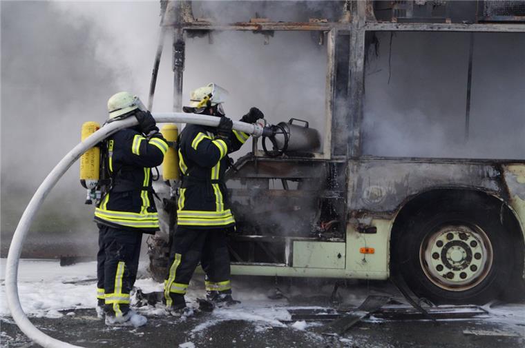 Bus in Elsfleth brennt völlig aus Einsatz für die Feuerwehr Elsfleth: Sie rückte einem brennenden Bus erst mit Wasser, dann mit Schaum zu Leibe.