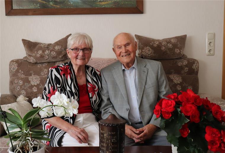 Heeslingen: Ehepaar Büttner feiert Goldene Hochzeit Ernst und Meta Büttner sitzen auf ihrem Sofa im Wohnzimmer.