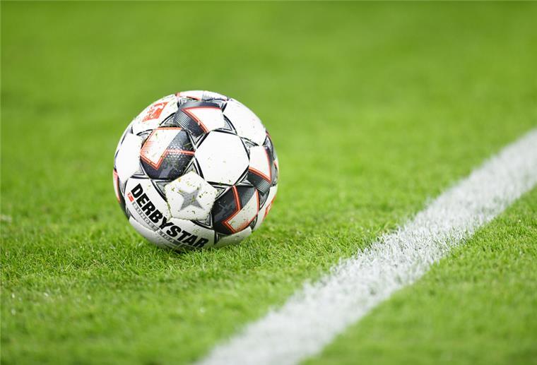 Bremen: BFV sagt Lotto-Masters-Turnier ab Ein Fußball liegt auf dem Rasen.