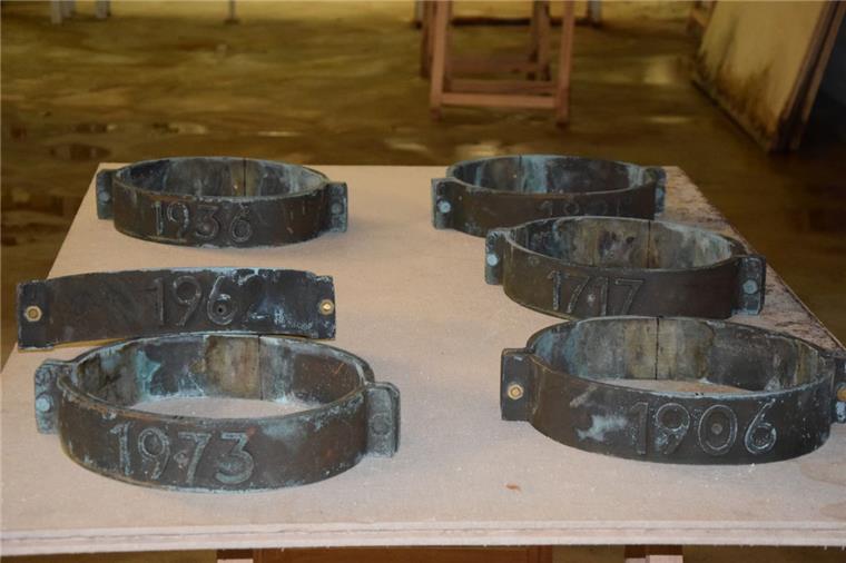 Bis aus dem Eichenklotz ein runder Pfahl geworden ist, muss DSM-Schiffszimmermann Andreas Speetzen noch mächtig sägen und hobeln. Der aufgebockte Stamm wiegt etwa eine Tonne. 30 bis 35 Jahre werde die neue Sturmflutsäule sicherlich der Witterung trotzen, schätzt der Zimmermann.