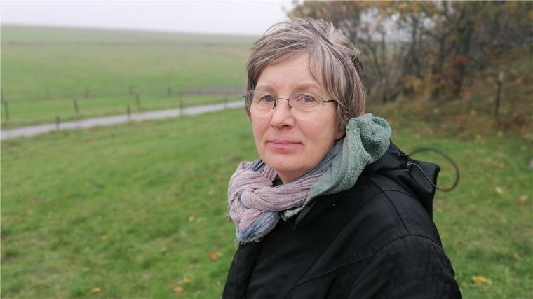 Eine Frau guckt traurig in die Kamera.