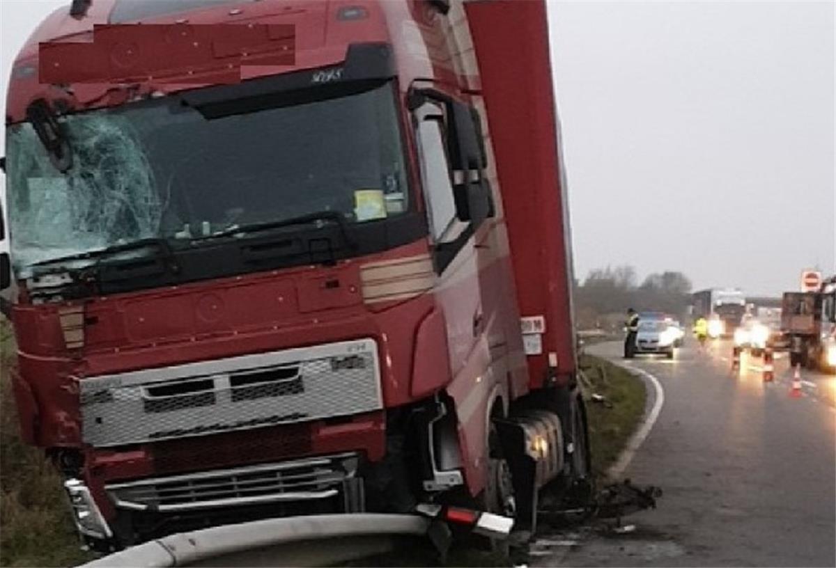 Nach Unfall auf Bundesstraße 437: Wesertunnel wieder frei Unfall auf der Bundesstraße 437