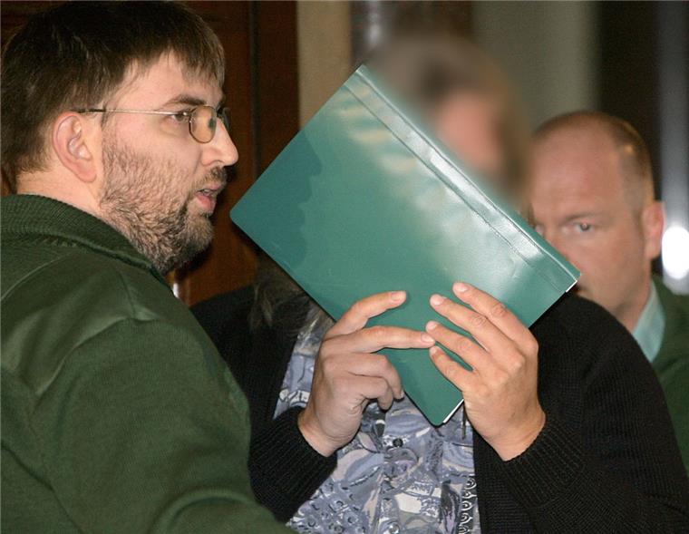 Vor 10 Jahren starb Kevin: Der Tod des Jungen aus Bremen schockierte ganz Deutschland Der Grabstein des im Alter von zweieinhalb Jahren verstorbenen Kevin steht auf dem Waller Friedhof in Bremen. Vor zehn Jahren wurde die Leiche des Jungen entdeckt und offenbarte ein unbegreifliches Versagen des Staates.