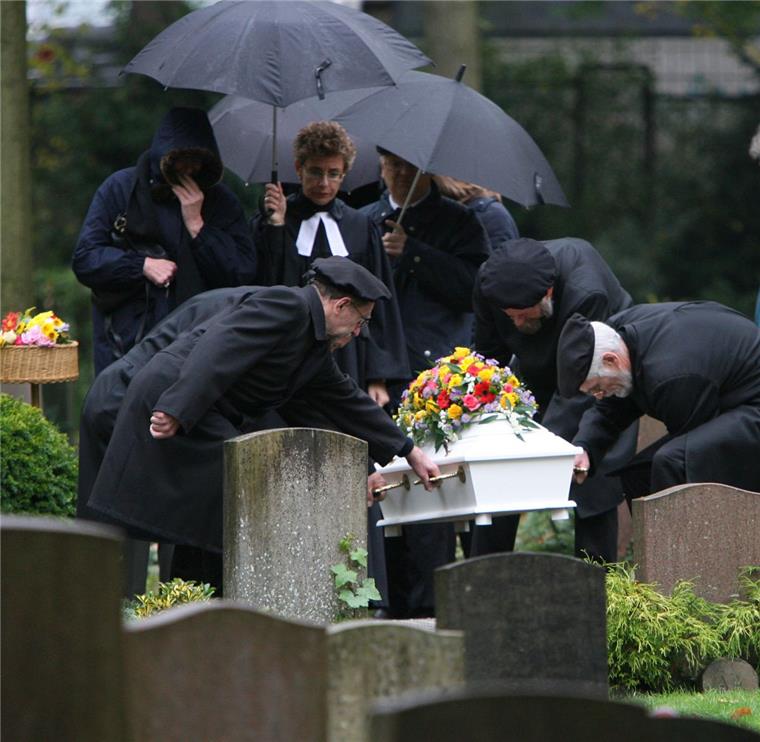 Vor 10 Jahren starb Kevin: Der Tod des Jungen aus Bremen schockierte ganz Deutschland Der Grabstein des im Alter von zweieinhalb Jahren verstorbenen Kevin steht auf dem Waller Friedhof in Bremen. Vor zehn Jahren wurde die Leiche des Jungen entdeckt und offenbarte ein unbegreifliches Versagen des Staates.