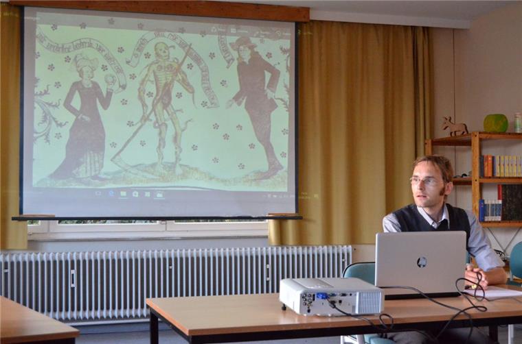 Wandmalereien im Cuxland: Wertvolle Motive auf und unter dem Putz Peter Duryn, Leiter des Niedersächsischen Internatsgymnasiums in Bad Bederkesa, ist gespannt, was unter der Farbschicht zutage tritt. Erste Stellen sind schon freigelegt an der Wand in der Eingangshalle.