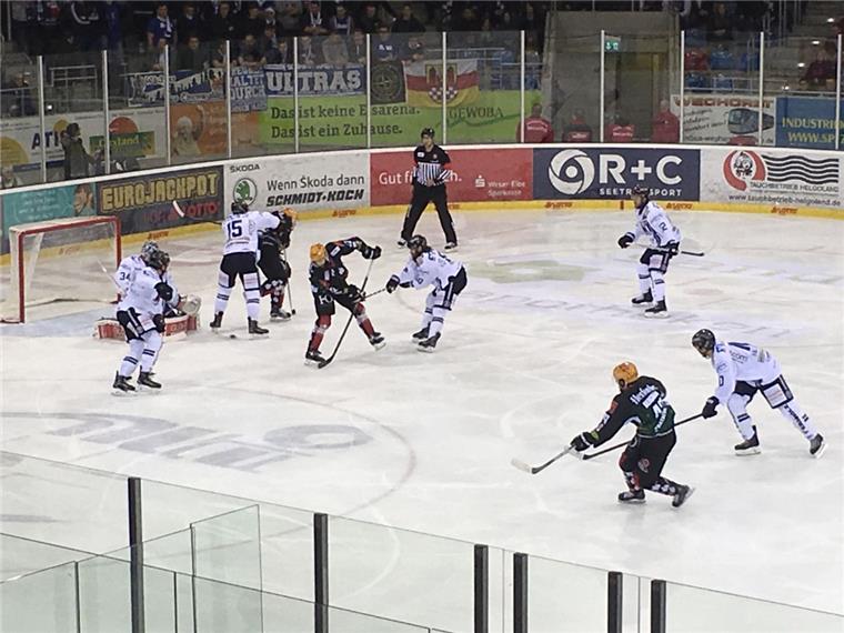 Pinguins feiern Kantersieg gegen die Kölner Haie Pinguins feiern Kantersieg gegen die Kölner Haie