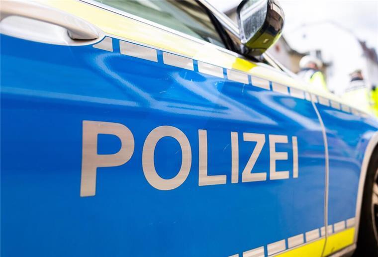 Polizistin erneut überprüft - "Kein dienstliches Fehlverhalten" Zwei Einsatzfahrzeuge der Polizei stehen in Freiburg am Straßenrand.