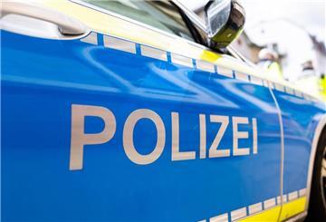 Zwei Einsatzfahrzeuge der Polizei stehen in Freiburg am Straßenrand.