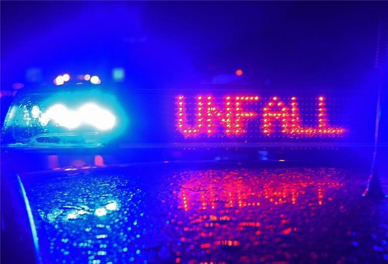 A1: Sattelzüge stoßen seitlich zusammen - drei Verletzte Ein Einsatzwagen der Polizei steht an einer Unfallstelle