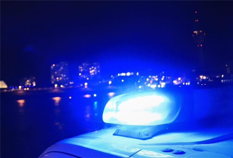 Bremerhaven: Polizei und Feuerwehr ziehen Silvester-Bilanz Blaulicht vor Bremerhavens Silhouette