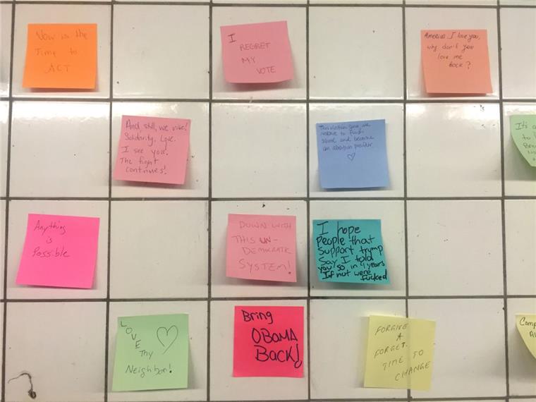 New Yorker nutzen "U-Bahn-Therapie" gegen Trump-Frust So funktioniert die "U-Bahn-Therapie": Passanten beschriften in der U-Bahnstation 14th Street Klebezettel und nutzen die gekachelte Wand, um Dampf nach dem Wahlsieg von Donald Trump abzulassen.