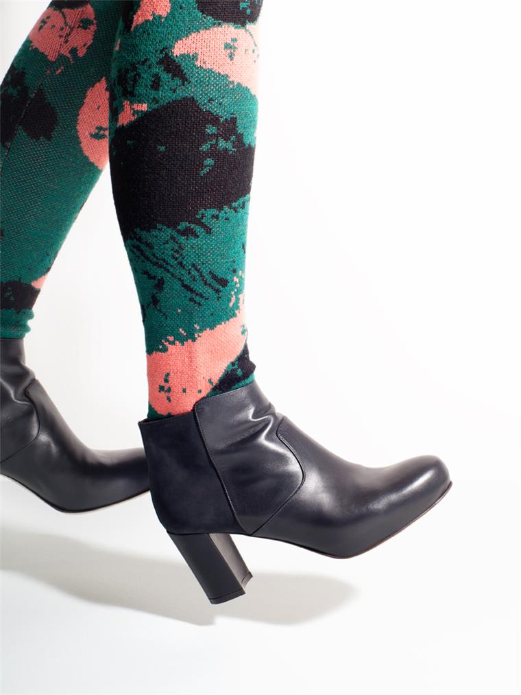 Passt. Bei Schuhen schmilzt diese Designerin aus dem Cuxland dahin Annette Kölling nimmt ein Tuch, um den Schuh im Eisblock besser sehen zu können. Die Installation Arctic Summer war Thema ihrer Sommerkollektion 2016. Der Schuh war danach hin, war aber auch nur ein Test-Stück.