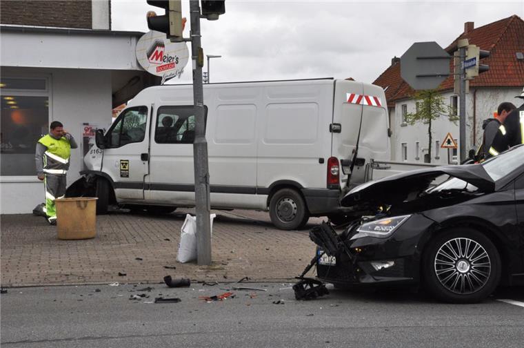 Nordenham: Transporter rast in Bäckerei Ein Kleintransporter ist am Montagnachmittag in Nordenham in eine Backstube gerast.