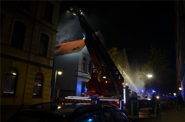 Ein Mehrfamilienhaus in der Wülbernstraße in Lehe brennt. Zwölf Menschen sollen verletzt worden sein.