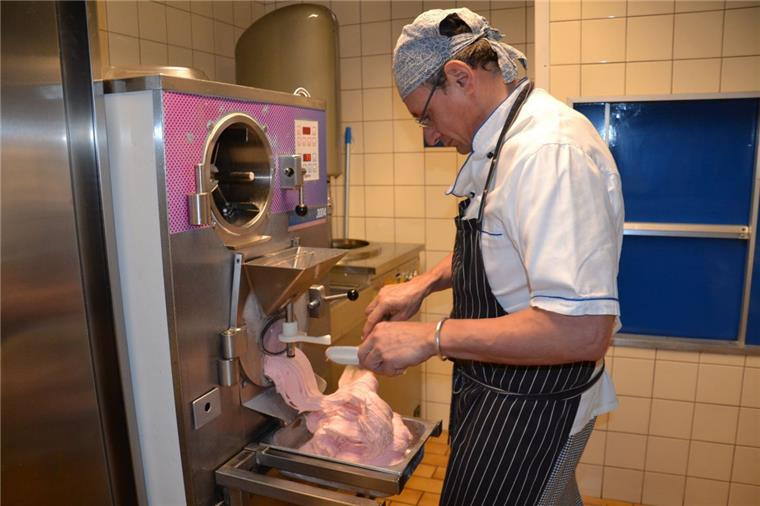 Der Preis je Kugel variiert bei den vier getesteten Eisdielen zwischen 1 Euro und 1,20 Euro. Einige Eisverkäufer überlegen bereits aufgrund steigender Kosten in der Produktion, das Eis teurer zu machen.