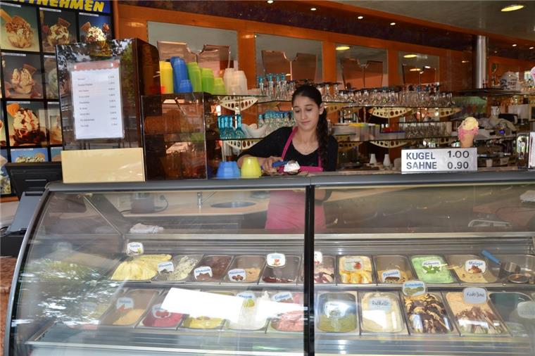 Der Preis je Kugel variiert bei den vier getesteten Eisdielen zwischen 1 Euro und 1,20 Euro. Einige Eisverkäufer überlegen bereits aufgrund steigender Kosten in der Produktion, das Eis teurer zu machen.