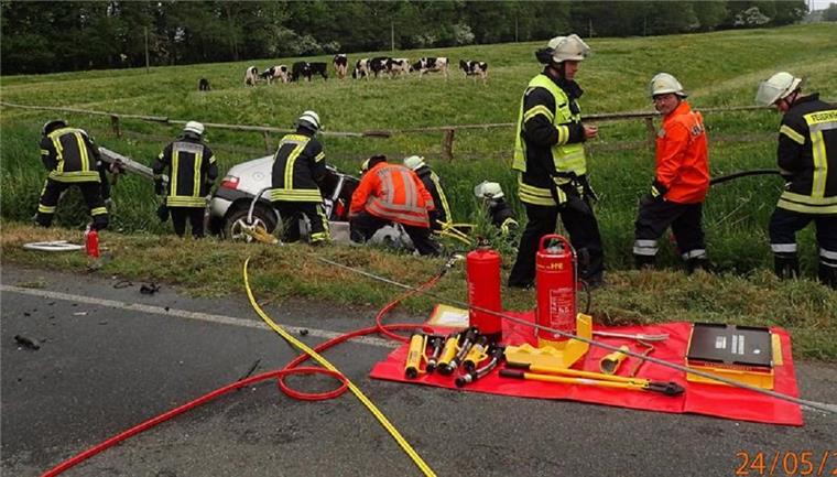 Stundenlange Vollsperrung im Cuxland: 19-Jährige stirbt bei Horror-Crash auf B73 Stundenlange Vollsperrung im Cuxland: 19-Jährige stirbt bei Horror-Crash auf B73