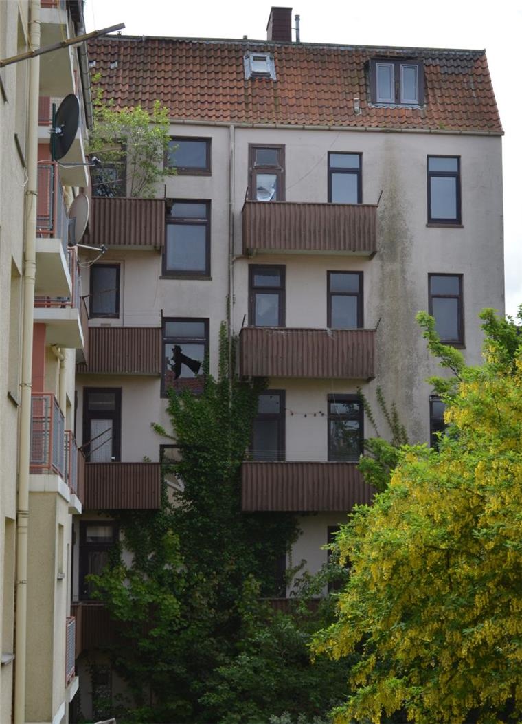 Seit Wochen ist das leerstehende Haus der Ecke Schillerstraße/Klopstockstraße abgesperrt. Dadurch wird es eng auf dem Fahrrad- und Gehweg in Geestemünde.