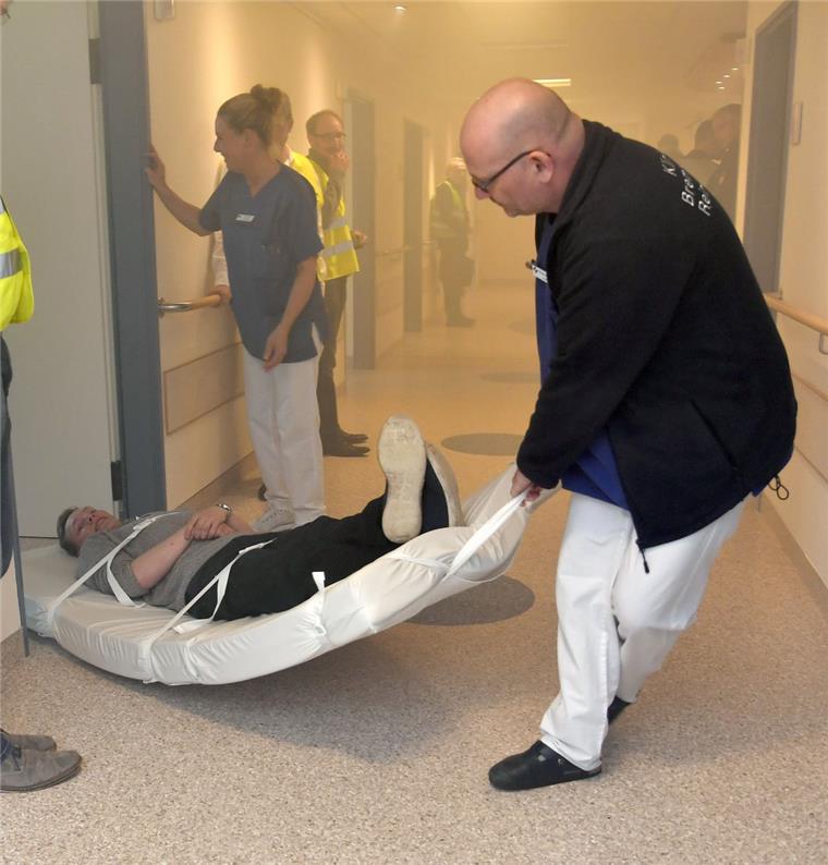 Explosion am Klinikum Bremerhaven: Notfallübung mit 100 beteiligten Rettern Explosion am Klinikum Bremerhaven: Notfallübung mit 100 beteiligten Rettern