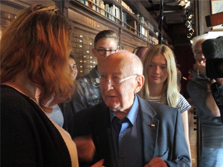 Leslie Schwartz zu Besuch im Deutschen Auswandererhaus. Hier trifft er die Schollschüler, die seine Biografie erarbeitet haben.