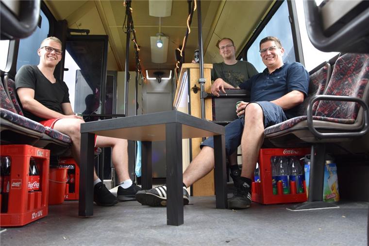 Timo, Hendrik und Nils haben den ausrangierten Linienbus in einen Partybus mit allem drum und dran verwandelt.