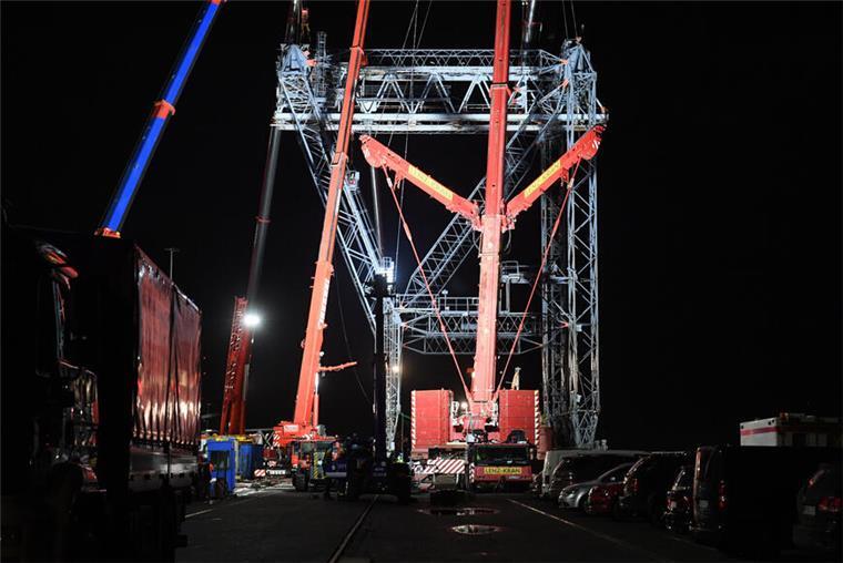 Tschüss, „Giraffe“! Der Abbau des Container-Krans neigt sich dem Ende entgegen Tschüss, „Giraffe“! Der Abbau des Container-Krans neigt sich dem Ende entgegen