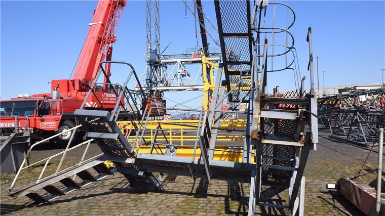 Tschüss, „Giraffe“! Der Abbau des Container-Krans neigt sich dem Ende entgegen Tschüss, „Giraffe“! Der Abbau des Container-Krans neigt sich dem Ende entgegen