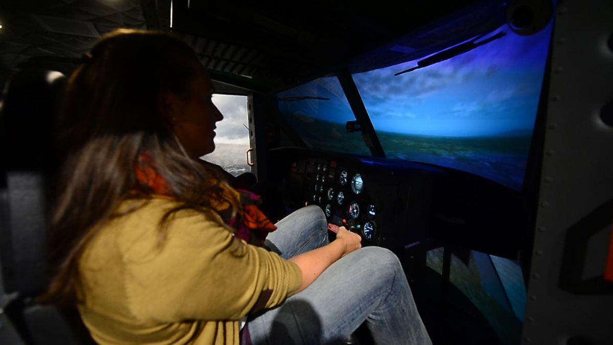 Dem Horizont entgegen: nord24 am Steuer eines Hubschraubers nord24-Reporterin Mareike Scheer steuert im Klimahaus Bremerhaven erstmals einen Hubschrauber - im Simulator.