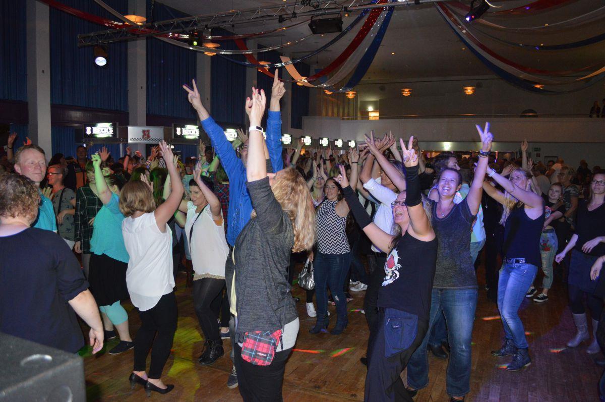 600 Besucher feiern 90er-Jahre-Party in der Friedeburg in Nordenham