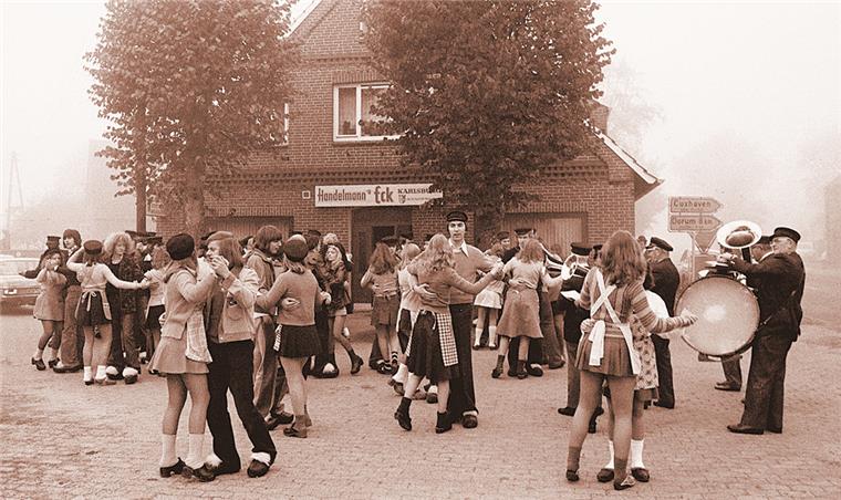 Holtschentanz und drei Tage Party: Die schönsten Fotos vom Herbstmarkt in Neuenwalde Hier sind alle 121 Paare zu sehen, die in diesem Jahr beim Neuenwalder Herbstmarkt durch den Ort zogen.