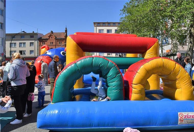 Verkaufsoffener Sonntag in Geestemünde wird bunt Hüpfburg