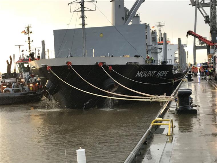 170 Meter langer Frachter kracht gegen Braker Hafenpier 170 Meter langer Frachter kracht gegen Braker Hafenpier