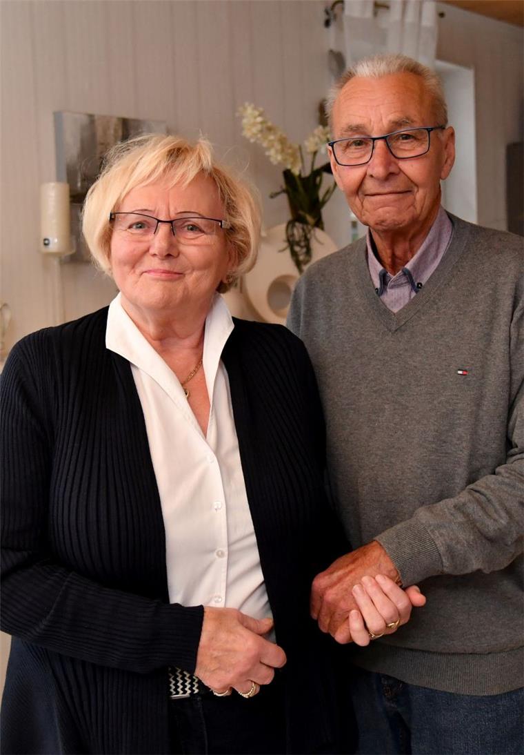 Goldene Hochzeit in Leherheide: Der erste Kuss im VW Käfer Inge und Dieter Vagts aus Leherheide feiern ihre goldene Hochzeit.