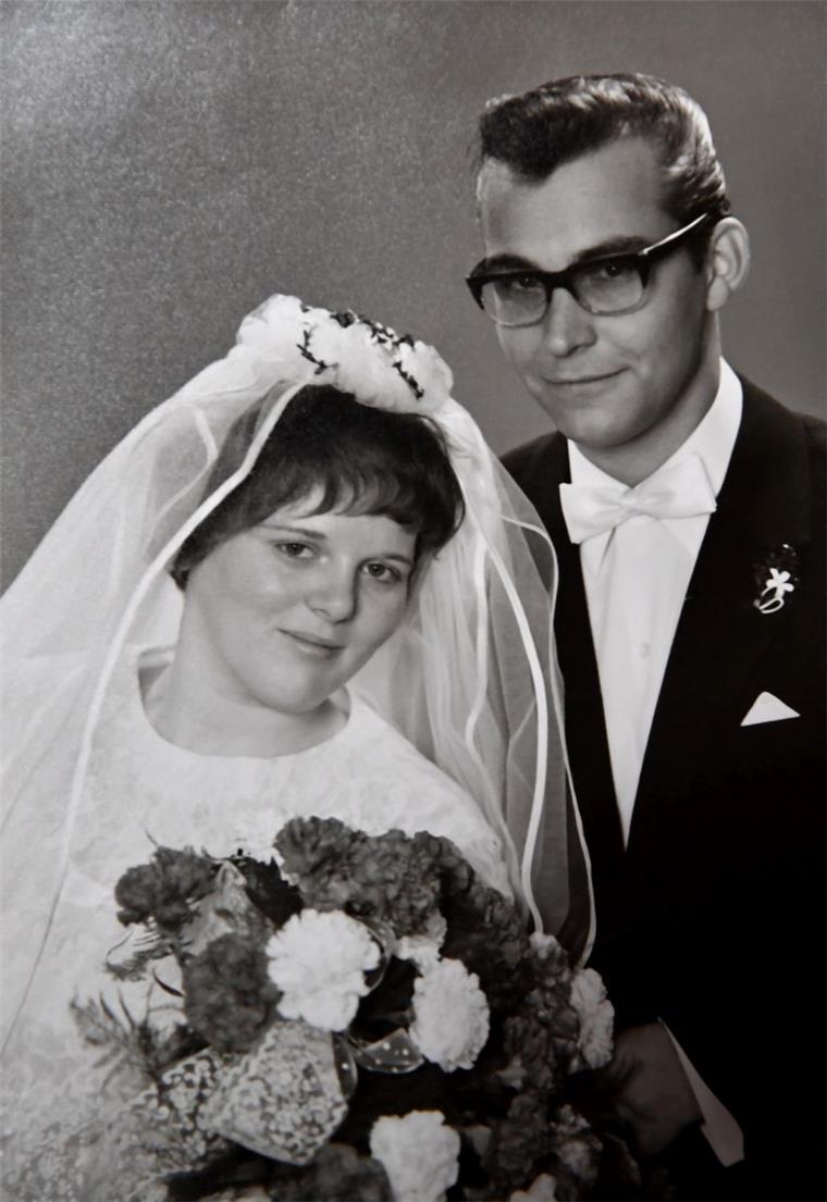 Goldene Hochzeit in Leherheide: Der erste Kuss im VW Käfer Inge und Dieter Vagts aus Leherheide feiern ihre goldene Hochzeit.