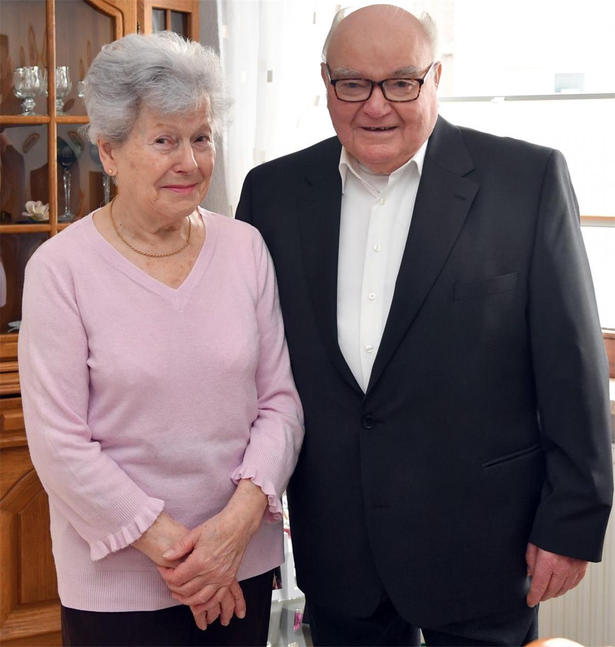 Diamantene Hochzeit in Lehe: Mit guter Laune durch 60 Jahre Ehe Die Eheleute Marianne und Hans Hinrichs aus Bremerhaven-Lehe feiern ihre diamantene Hochzeit.
