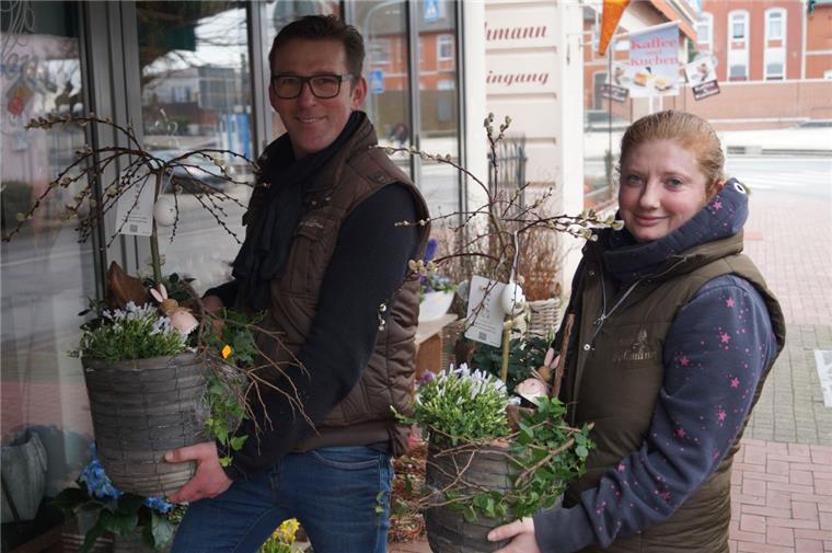 Knallige Farben vertreiben den Nordenhamer Winter Grün und Pink zählen zu den Farben des Frühlings, wissen Esprit-Mitarbeiterin Lena Mittelstädt (links) und Filialleiterin Sandra Iben.