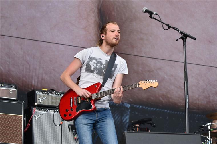 Hurricane in Scheeßel: Die Bilder vom ersten Festivaltag Festivalstimmung: Vor der Bühne wird ordentlich abgerockt.
