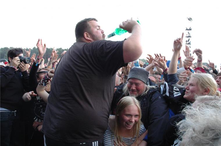 Hurricane in Scheeßel: Die Bilder vom ersten Festivaltag Festivalstimmung: Vor der Bühne wird ordentlich abgerockt.
