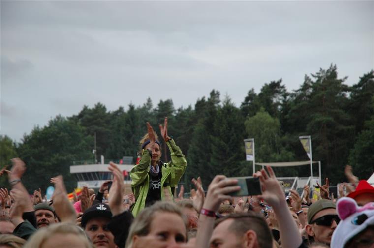 Hurricane in Scheeßel: Die Bilder vom ersten Festivaltag Festivalstimmung: Vor der Bühne wird ordentlich abgerockt.