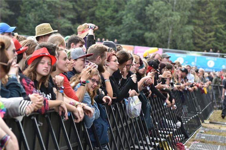 Hurricane in Scheeßel: Die Bilder vom ersten Festivaltag Festivalstimmung: Vor der Bühne wird ordentlich abgerockt.