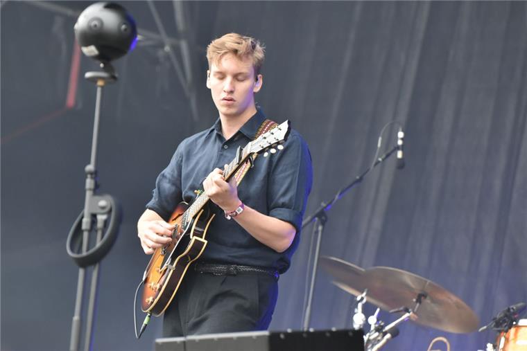 Hurricane in Scheeßel: Die Bilder vom ersten Festivaltag Festivalstimmung: Vor der Bühne wird ordentlich abgerockt.