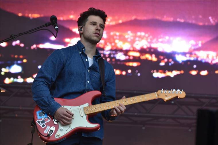 Hurricane in Scheeßel: Die Bilder vom ersten Festivaltag Festivalstimmung: Vor der Bühne wird ordentlich abgerockt.