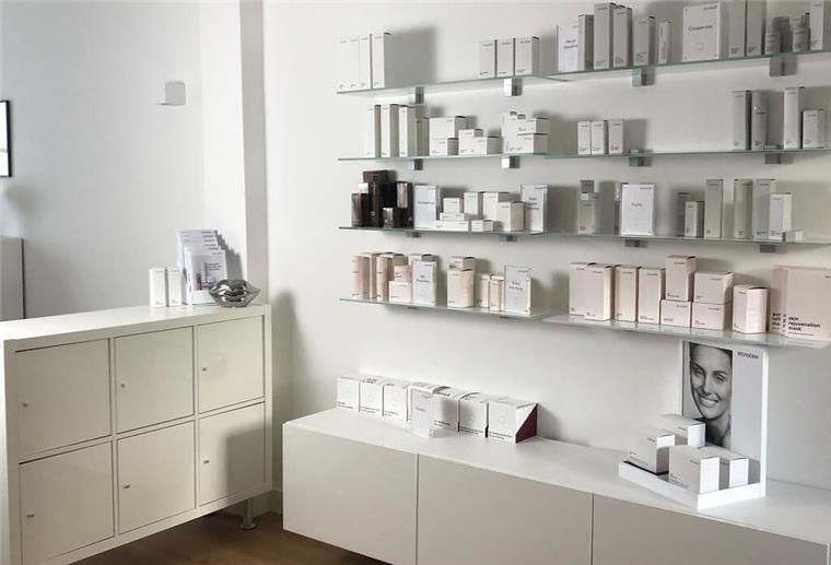 „THE FACE“ Kosmetik-Studio eröffnet am 2. Oktober Kosmetik Produkte im Behandlungsraum der Praxis.