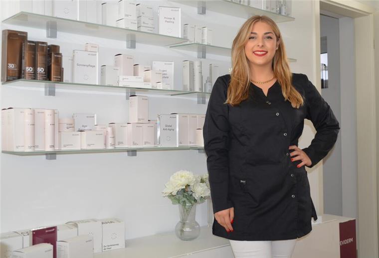 „THE FACE“ Kosmetik-Studio eröffnet am 2. Oktober Kosmetikerin Lilly da Silva Costa mit ihren Produkten