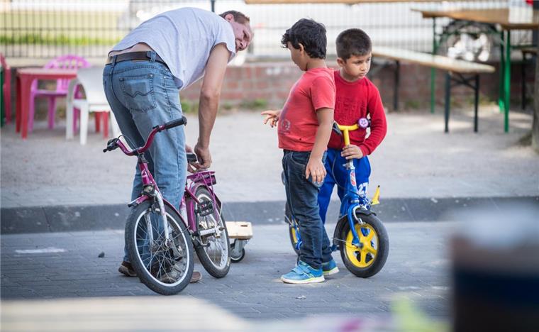 Ehrenamtliche kümmern sich um Kinder vom Leher Pausenhof